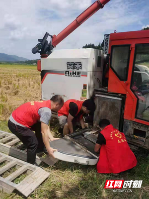 永顺县农机志愿者送服务到田间地头 确保秋季水稻丰收